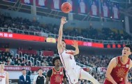 乐鱼体育登录入口-CBA季后赛两战爆燃！上海25连胜晋级，广东绝杀反转太刺激