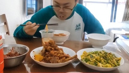 乐鱼体育app下载-“这样的外形，早恋就别想了！”母亲晒儿子照片引爆评论区。